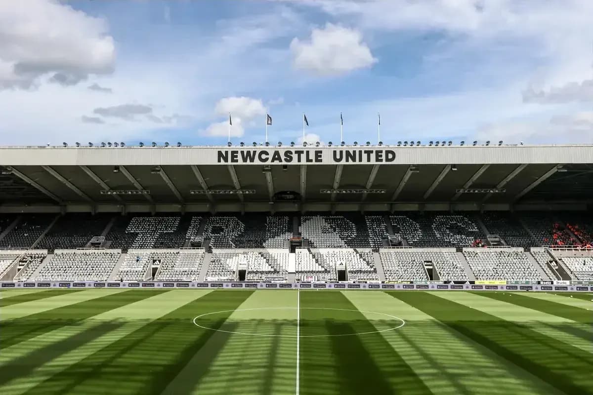 Vue du stade de Newcastle United avec logo