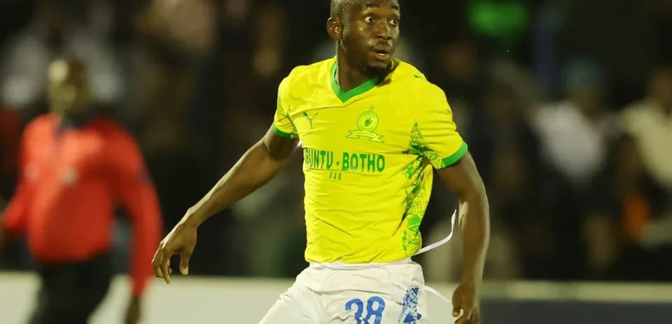 Joueur en action sur le terrain avec maillot jaune