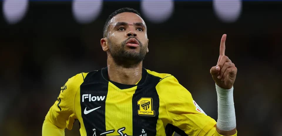 Joueur célébrant un but avec le doigt levé