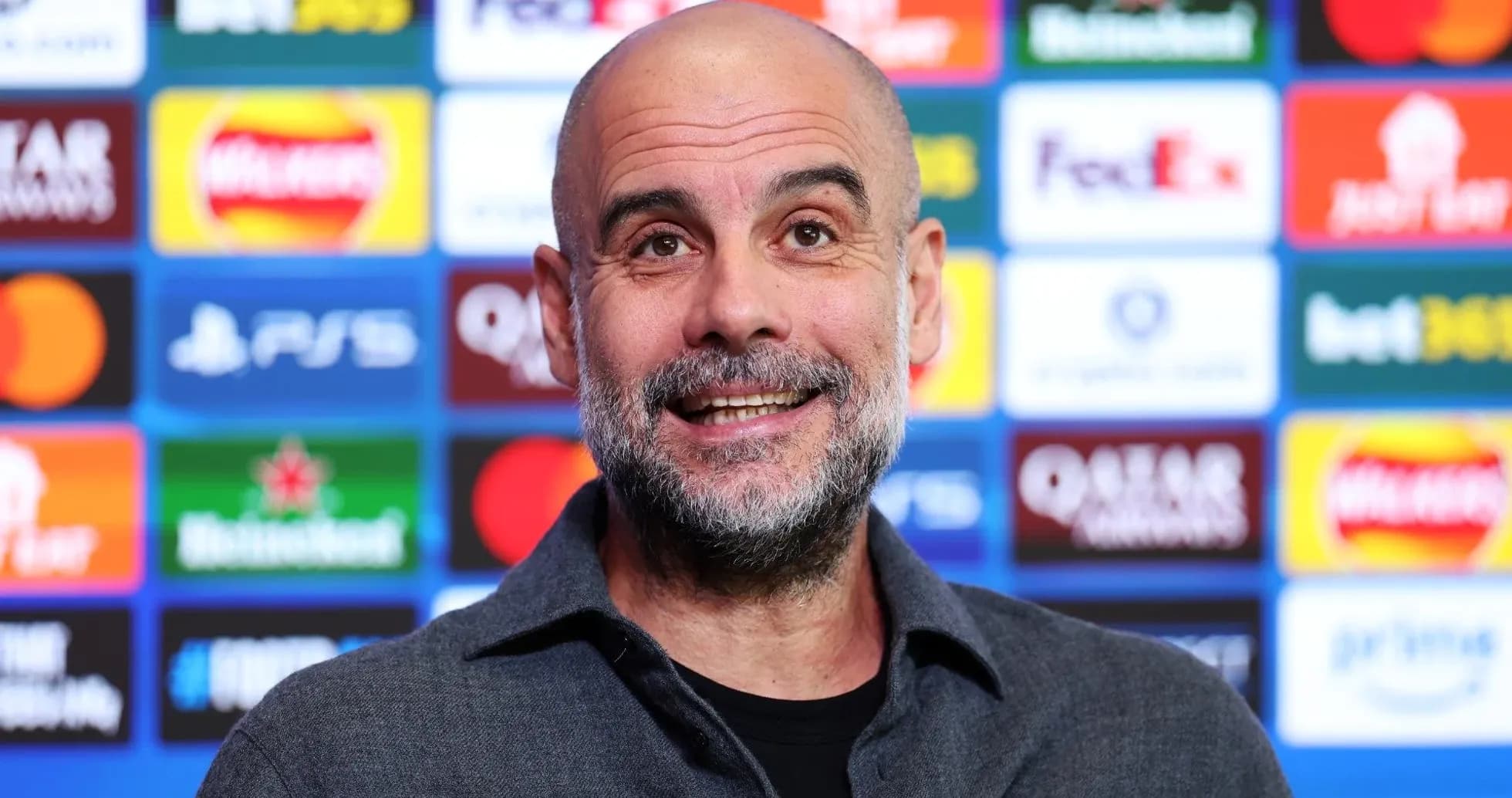 Entraîneur souriant lors d'une conférence de presse