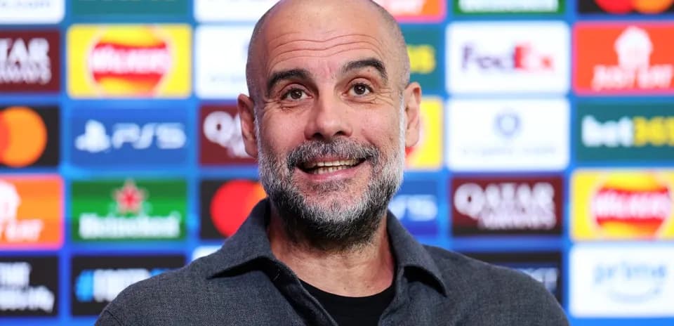 Entraîneur souriant lors d'une conférence de presse