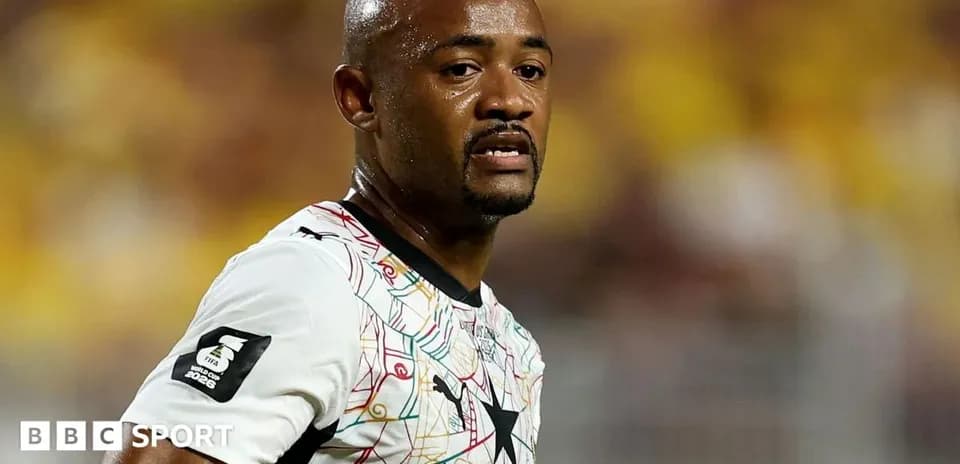Joueur de football en maillot du Ghana sur le terrain