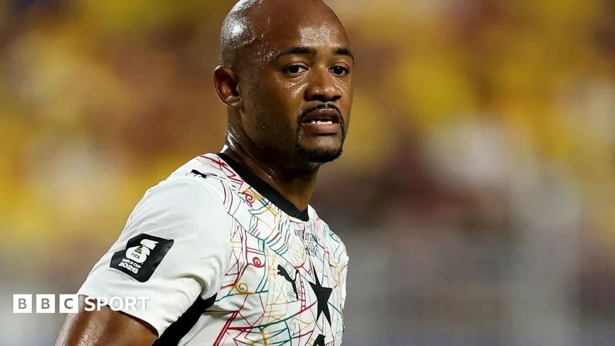 Joueur de football en maillot du Ghana sur le terrain