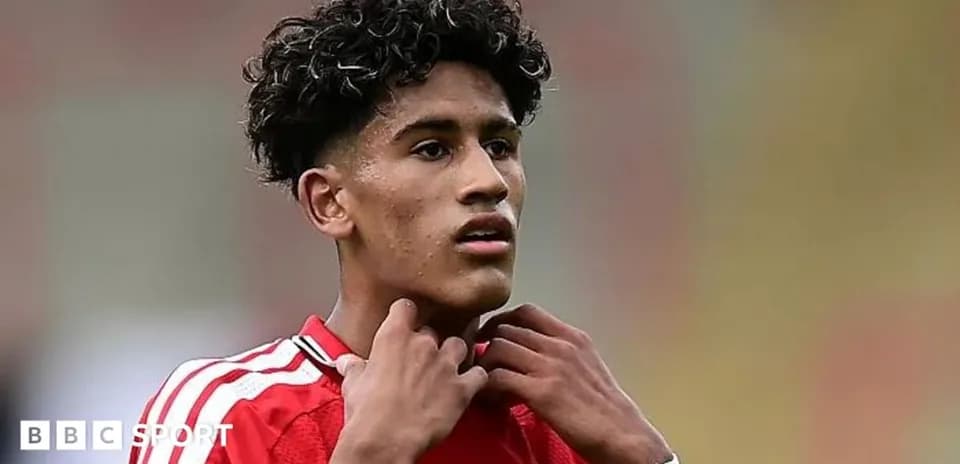 Jeune joueur ajustant son maillot sur le terrain