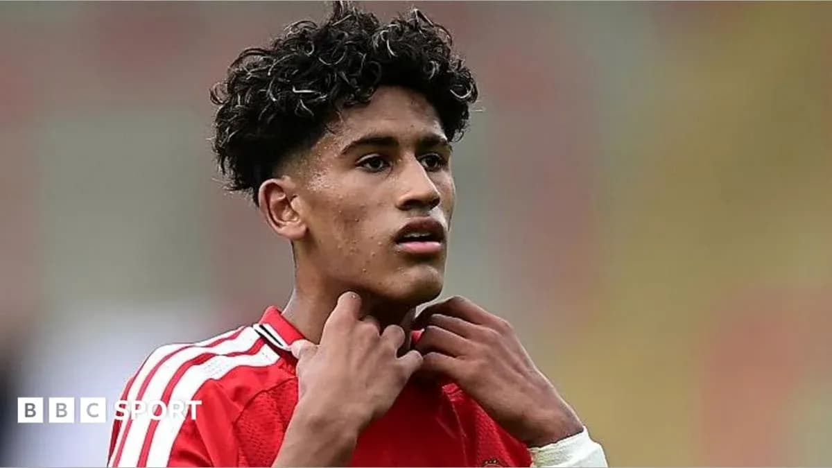 Jeune joueur ajustant son maillot sur le terrain