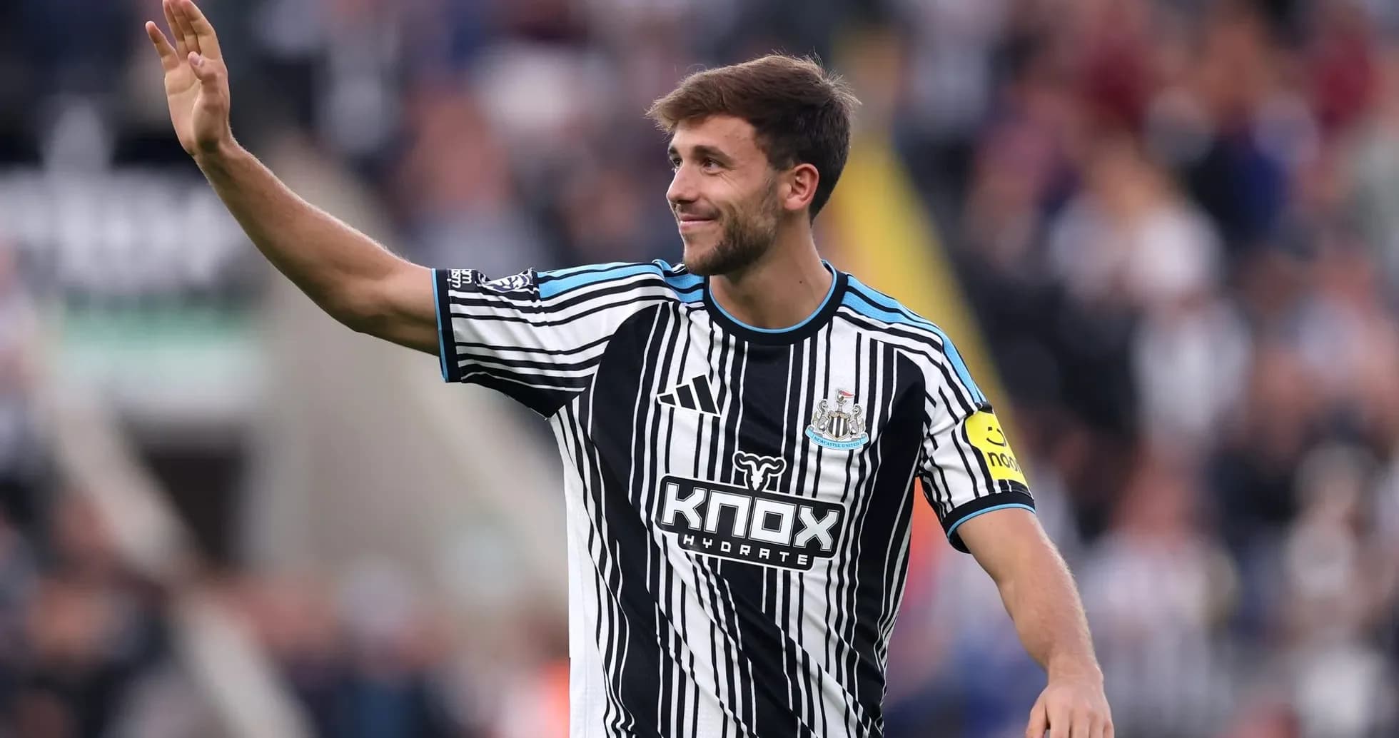 Joueur de Newcastle saluant les supporters au stade