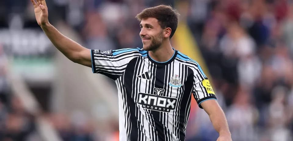 Joueur de Newcastle saluant les supporters au stade