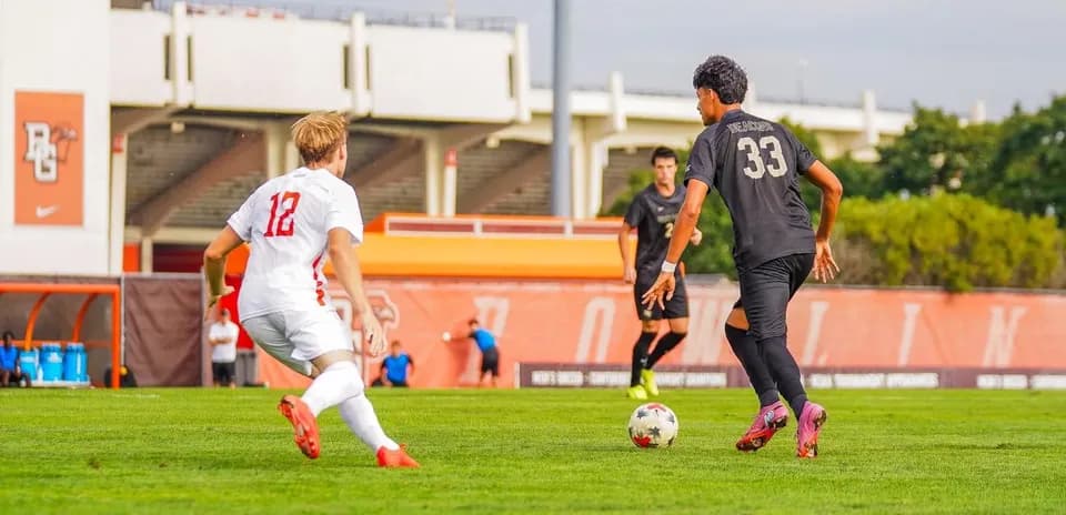 Joueur dribblant avec le ballon sur le terrain