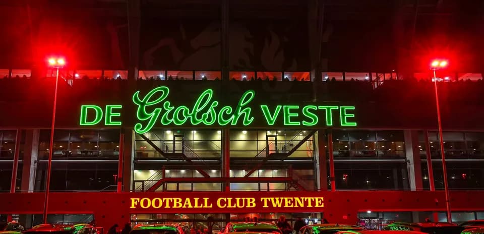 Stade De Grolsch Veste de FC Twente illuminé
