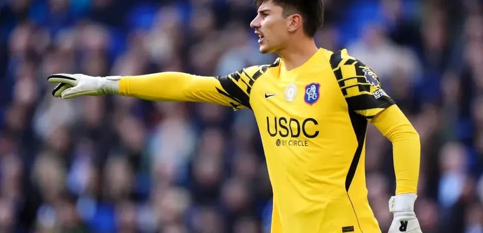 Gardien de but en uniforme jaune dirigeant le jeu