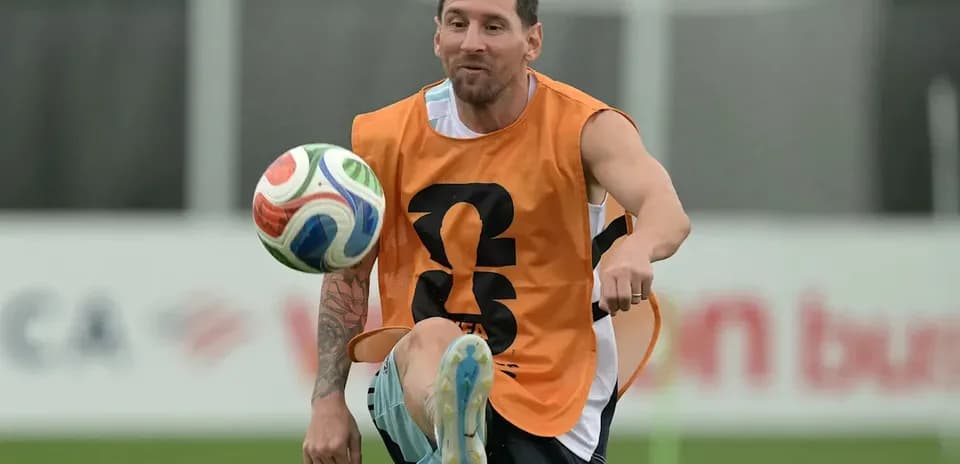 Joueur en entraînement jonglant avec le ballon