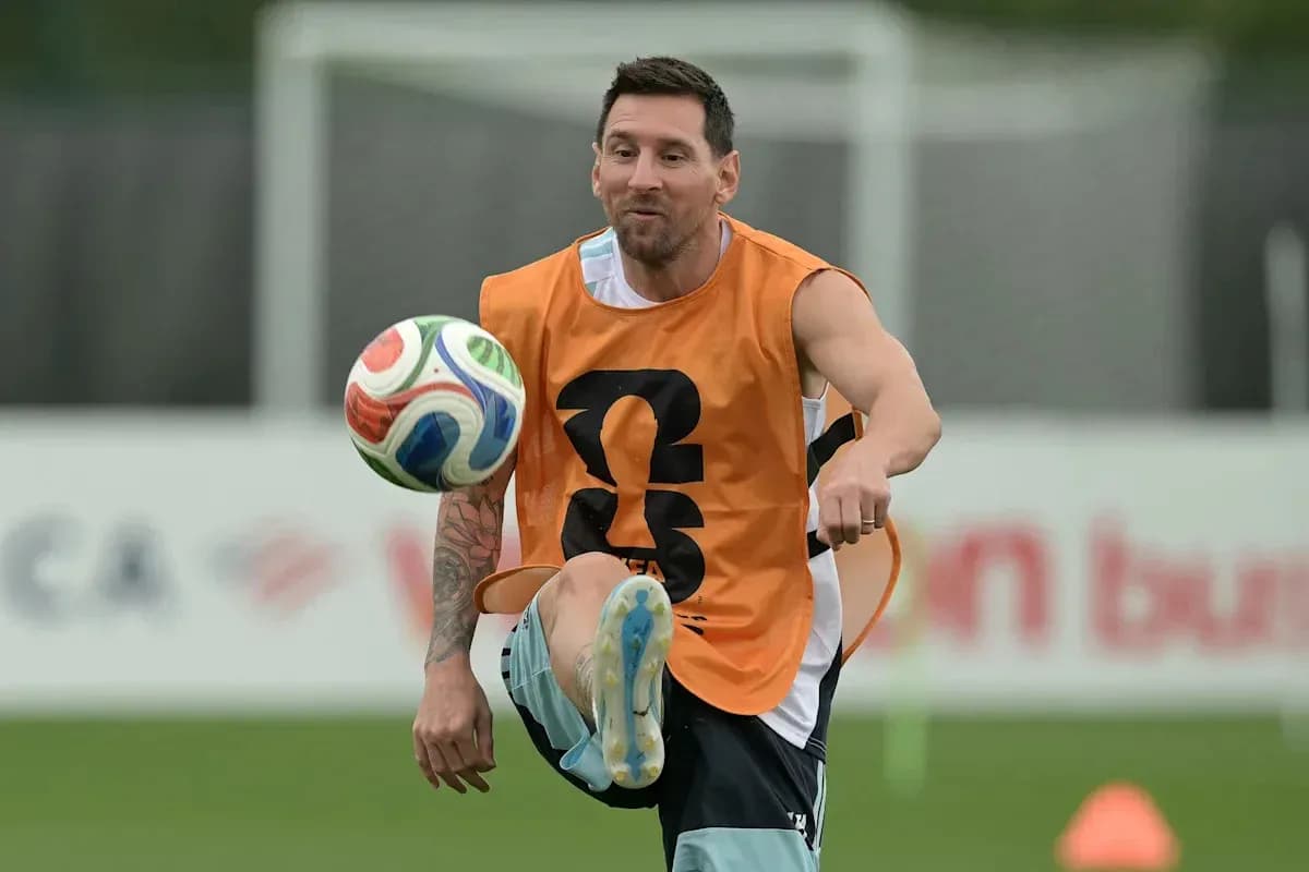 Joueur en entraînement jonglant avec le ballon