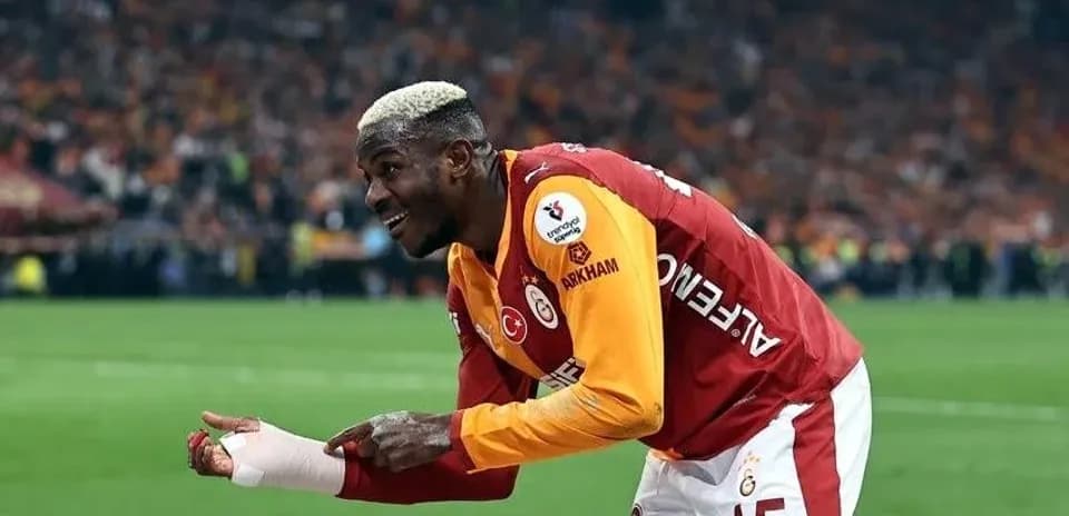 Joueur de Galatasaray célébrant avec le public