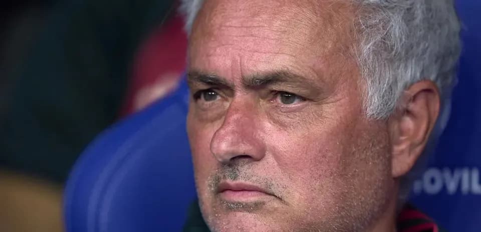 Entraîneur observant le match depuis le banc