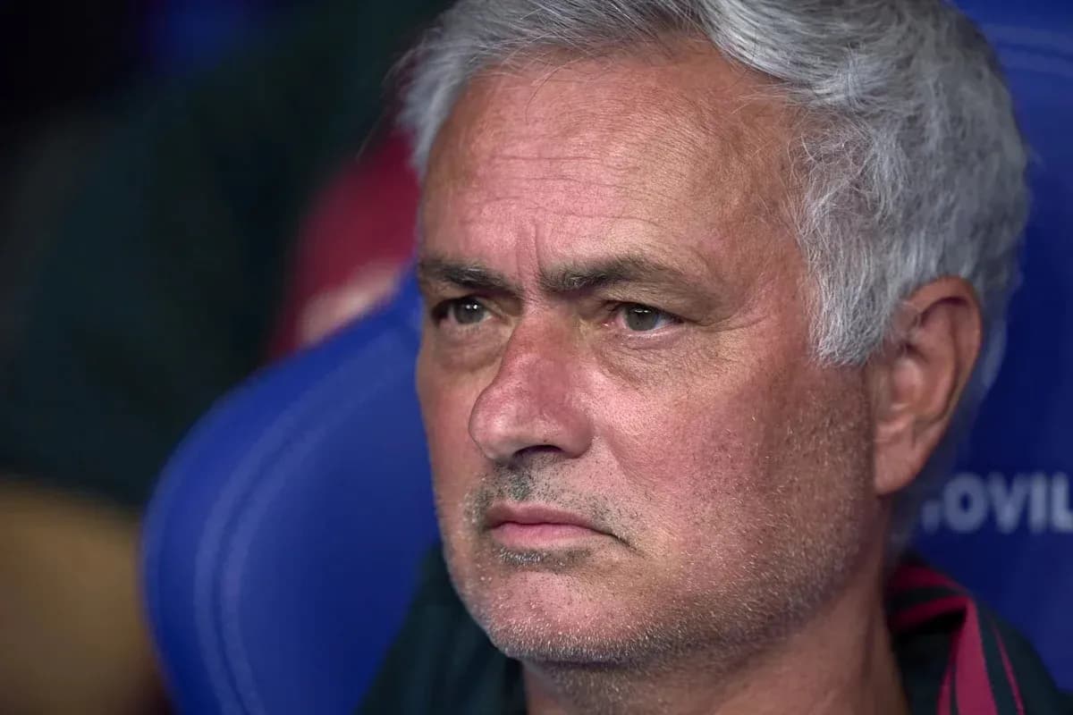 Entraîneur observant le match depuis le banc