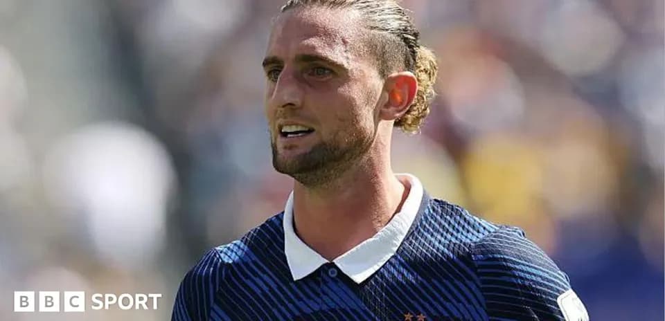 Joueur français en maillot bleu sur le terrain