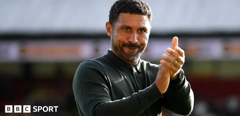 Entraîneur applaudissant sur le terrain avant le match