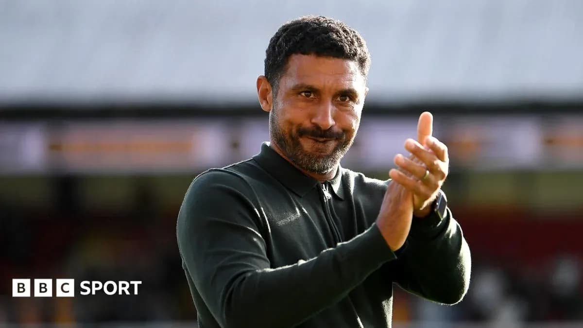 Entraîneur applaudissant sur le terrain avant le match