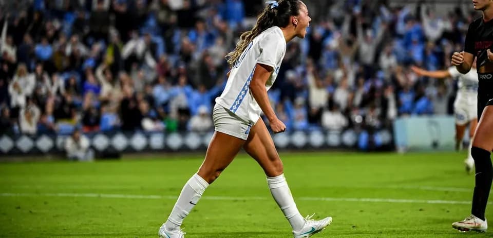 Joueuse célébrant un but sur le terrain