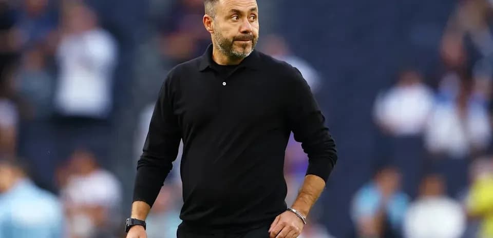 Entraîneur marchant sur le terrain avant le match