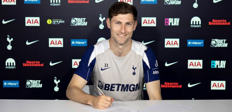 Joueur signant un contrat avec Tottenham Hotspur