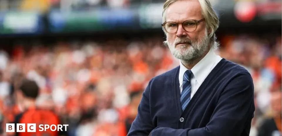 Entraîneur observant le match depuis le bord du terrain