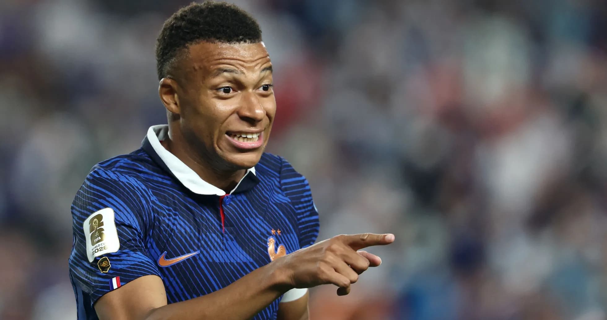 Joueur de l'équipe de France en action sur le terrain