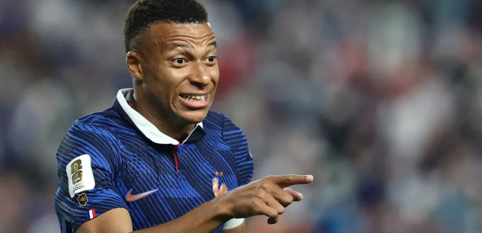 Joueur de l'équipe de France en action sur le terrain
