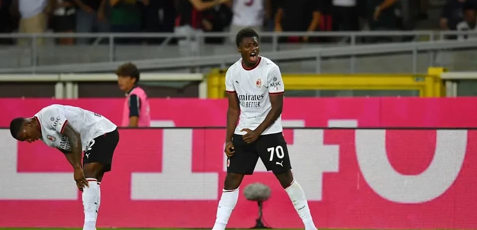Joueur célébrant un but pendant un match de football