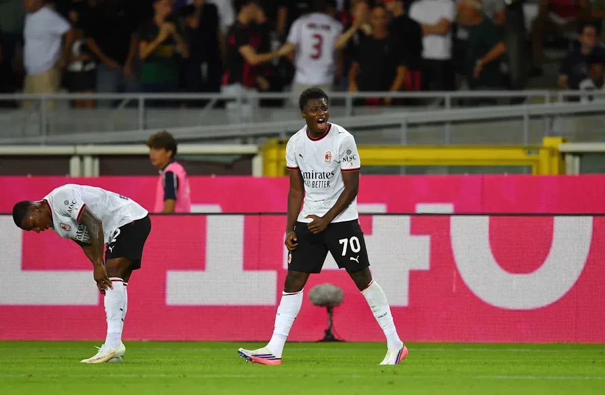 Joueur célébrant un but pendant un match de football