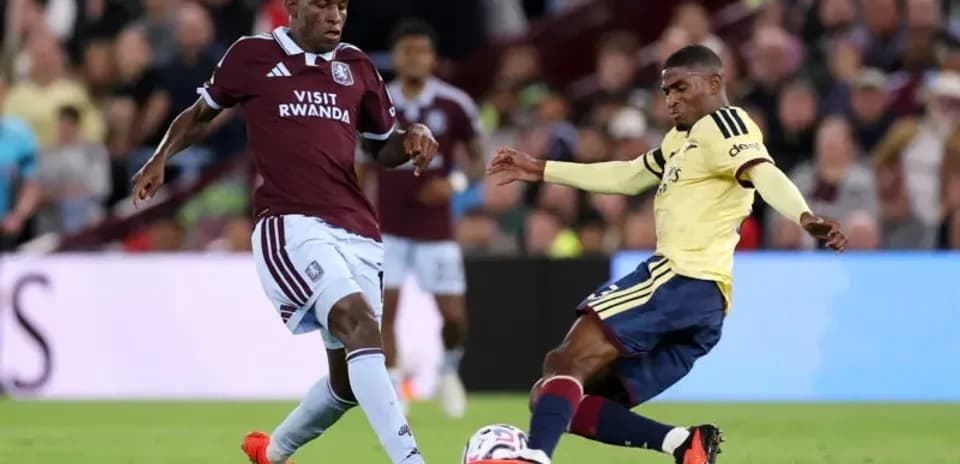 Joueur d'Aston Villa défiant un joueur d'Arsenal