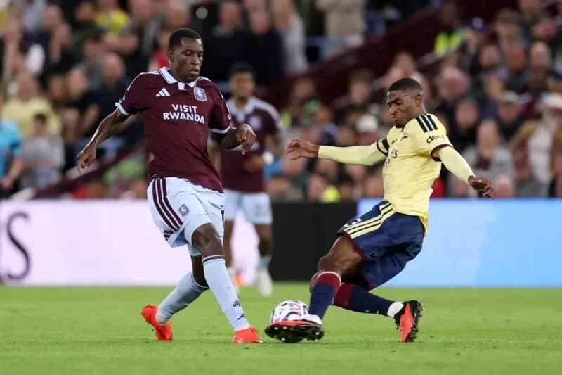 Joueur d'Aston Villa défiant un joueur d'Arsenal
