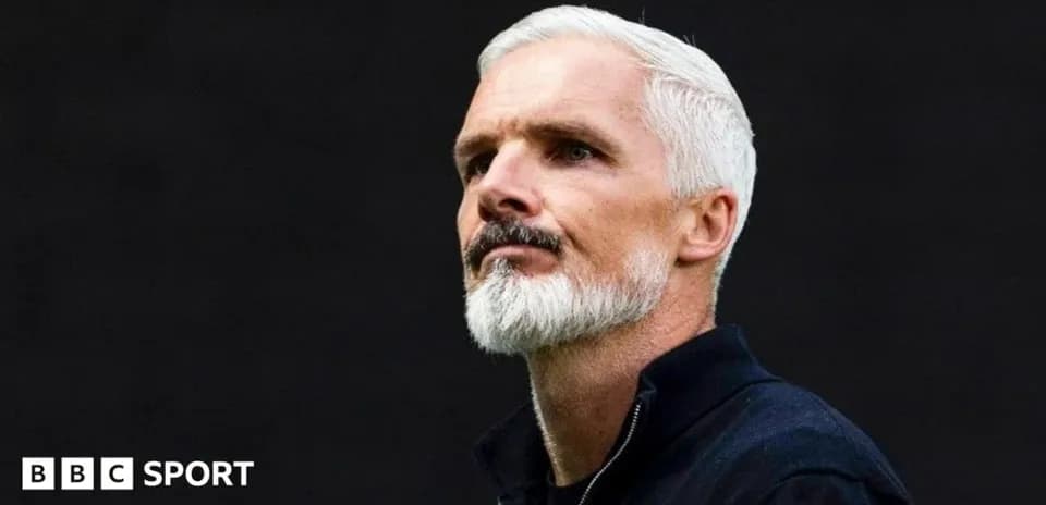 Entraîneur réfléchissant avant le match