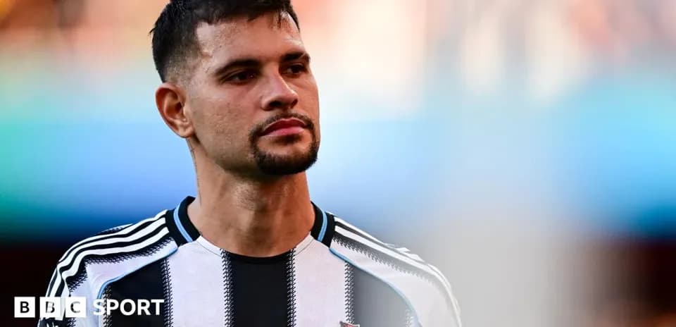 Joueur de Newcastle en tenue de match sur le terrain