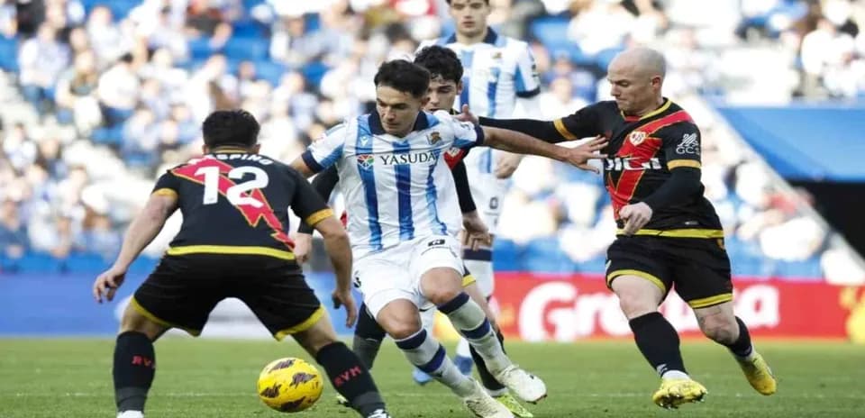 Joueurs en action lors du match Rayo Vallecano vs Real Sociedad