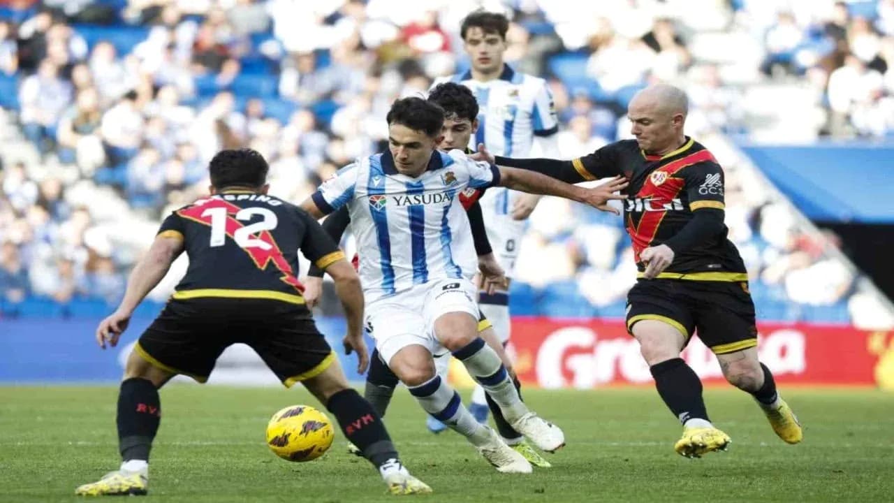 Joueurs en action lors du match Rayo Vallecano vs Real Sociedad
