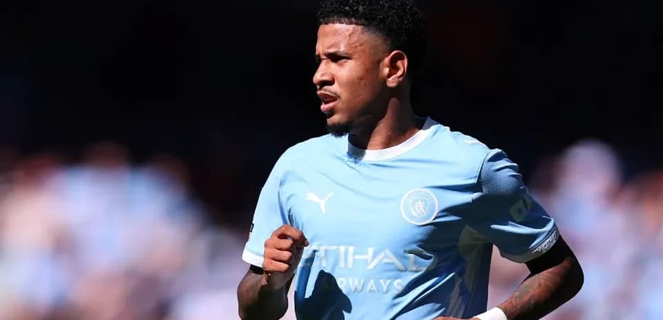 Joueur de Manchester City courant sur le terrain