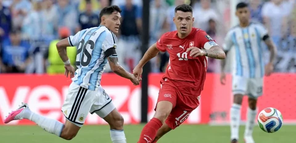 Joueurs suisses et argentins en action sur le terrain
