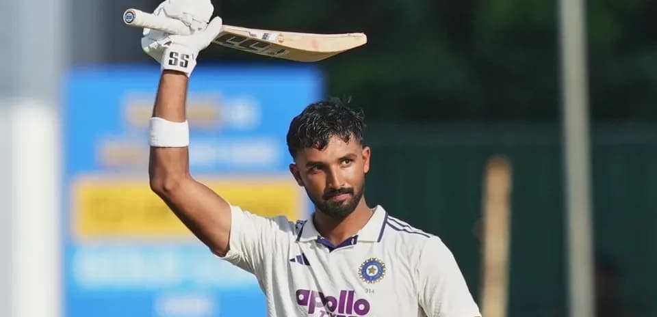 Joueur levant sa batte après un score réussi