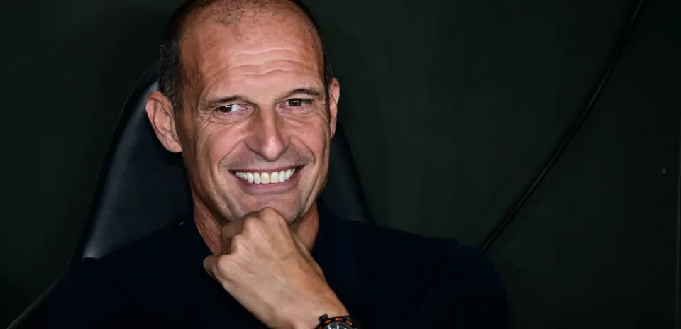Entraîneur souriant lors d'une conférence