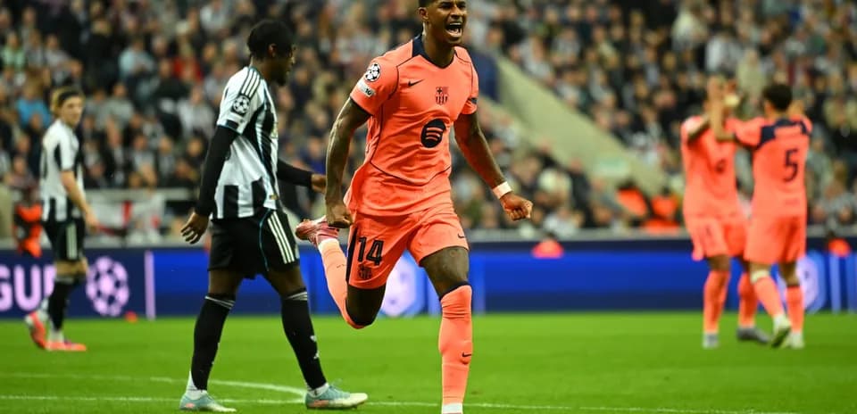 Joueur de Barcelone célèbre un but contre Newcastle