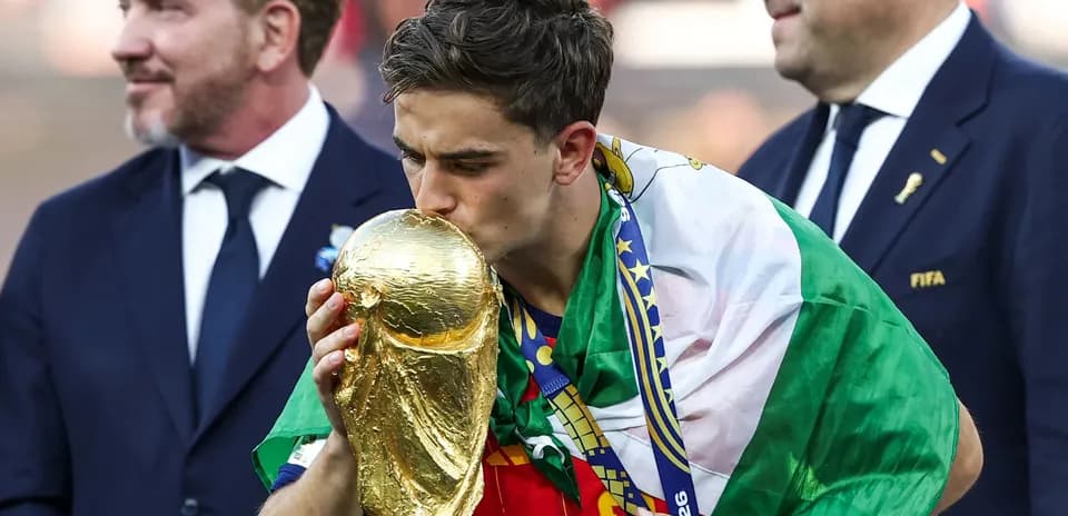 Joueur embrassant le trophée de la Coupe du Monde