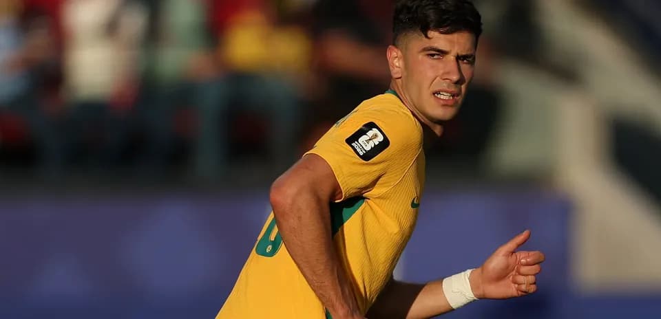 Joueur australien courant sur le terrain de football