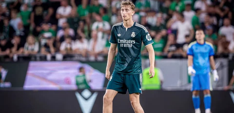Joueur de Real Madrid sur le terrain avec supporters en arrière-plan