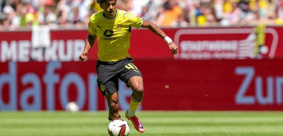 Joueur de Borussia Dortmund dribblant sur le terrain