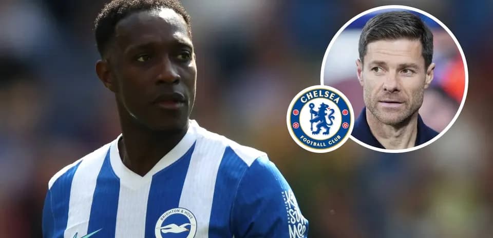 Joueur de Brighton en maillot rayé pendant un match