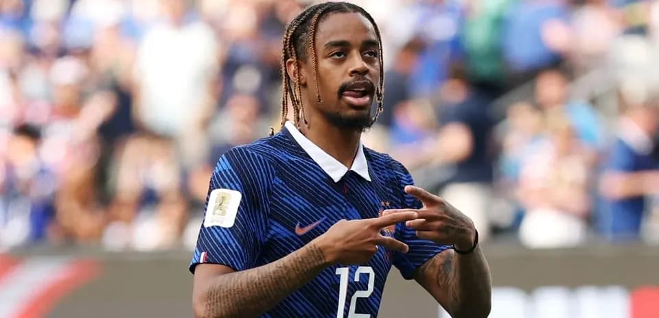 Joueur de football français montrant un geste sur le terrain