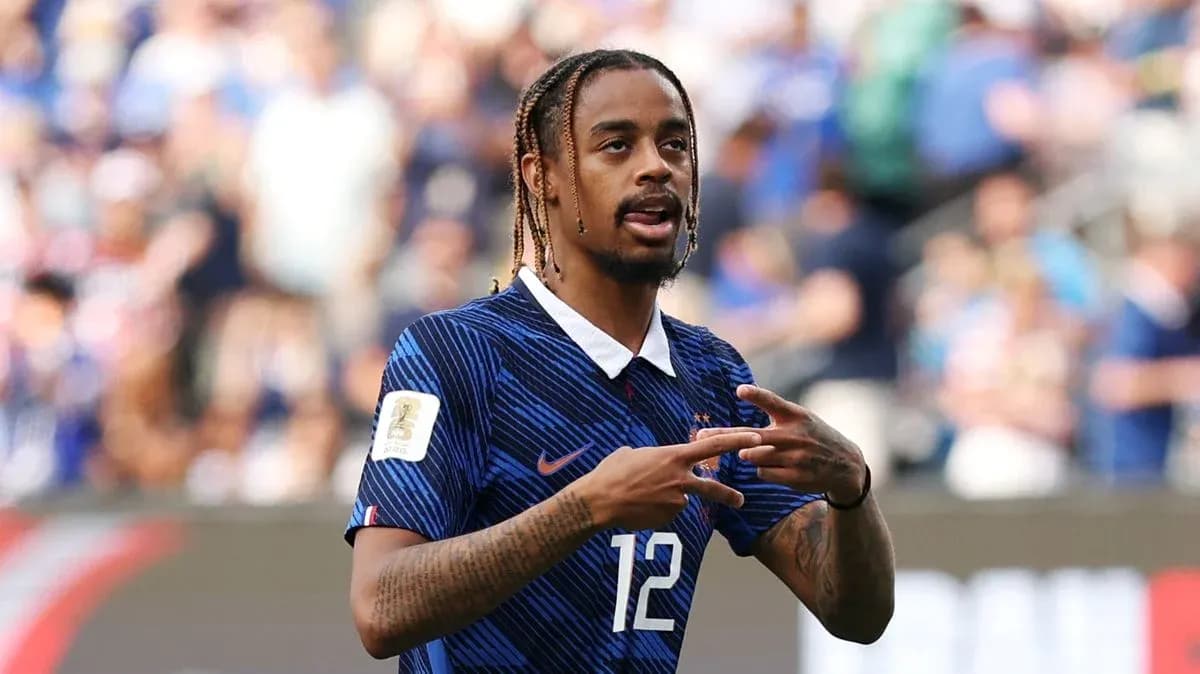 Joueur de football français montrant un geste sur le terrain