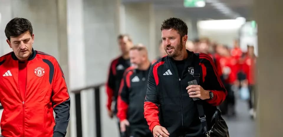 Équipe de Manchester United entrant dans le couloir