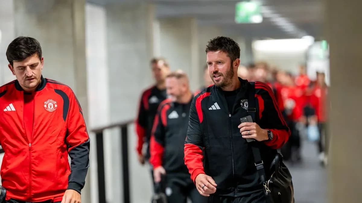 Équipe de Manchester United entrant dans le couloir